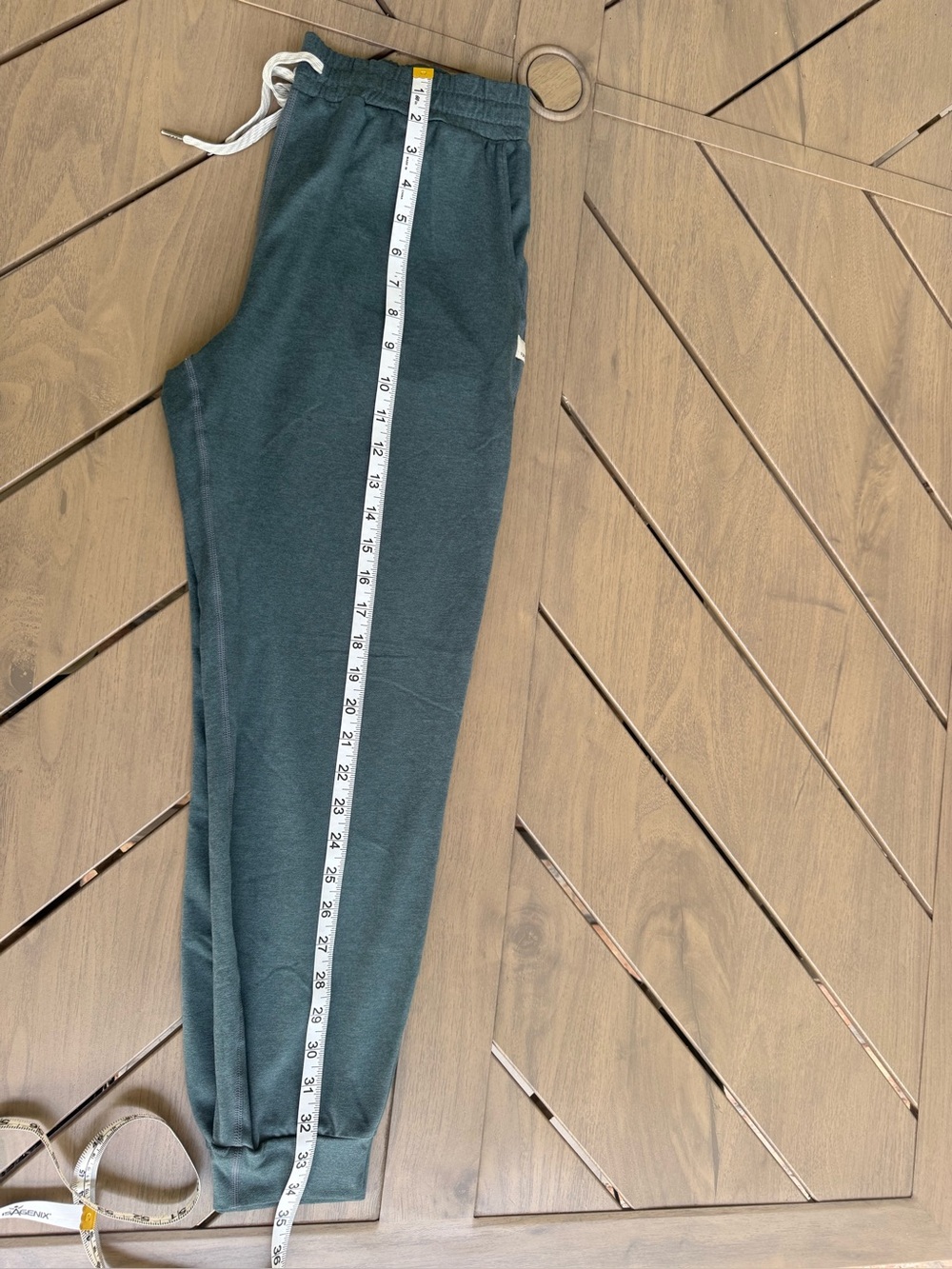 Vuori Women’s Performance Jogger Color Faded Green Size Medium